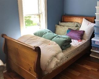 Sleigh bed twin size