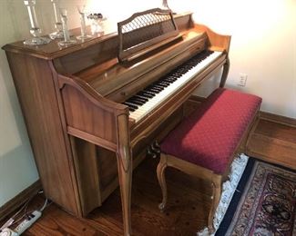 Kimball console piano with bench - excellent condition