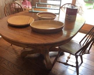 Oak - Round pedestal table with leaf and 5 chairs