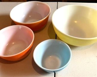 Vintage Pyrex mixing bowls