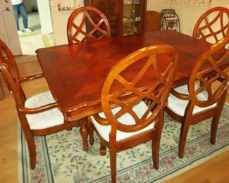 Beautiful dining room table & chairs