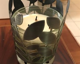 Metal candle holder with leaf motif