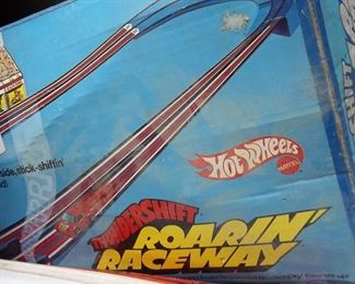 hot wheels thundershift roarin' raceway