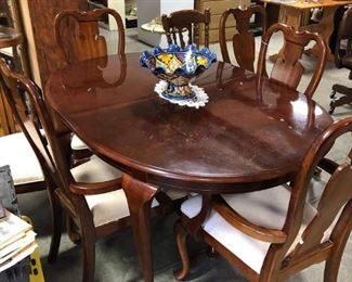 Table chairs leaves