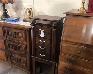 Jewelry chest