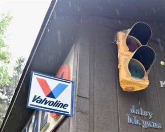 TRAFIC LIGHT. VALVOLINE SIGN