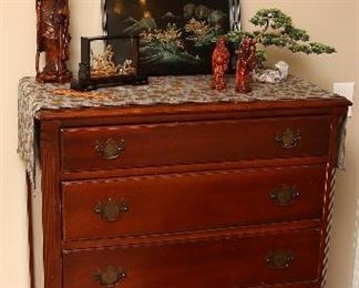 Chest with five drawers.