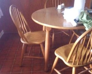 Oak dining room extension table and 4 chairs 