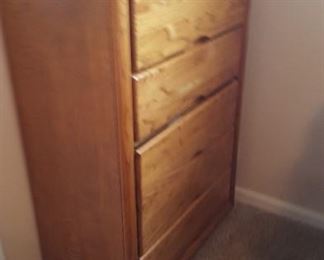 Tall gentleman's dresser 4 drawer in nice condition