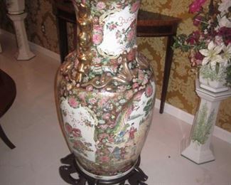 LARGE VINTAGE PORCELAIN/CERAMIC ASIAN FLOOR URN VASE,
