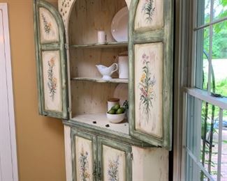 Habersham "wildflowers" corner cupboard (51x23x85)