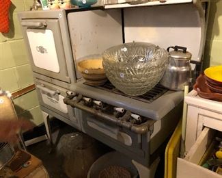 Vintage stove $200.00 you move with your own help!