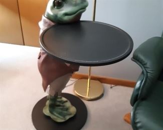 Frog serving table