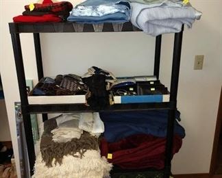 2nd Bedroom Right: Blankets