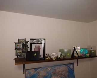 2nd Bedroom Center: Picture Holder, CD-Rewrite
