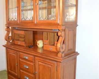 Oak hutch with storage space 