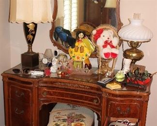 Beautiful vanity that matches the chest and full size bed.