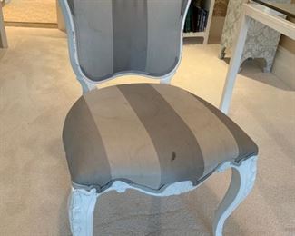 112. Upholstered White Desk Chair (22'' x 25'' x 36'')