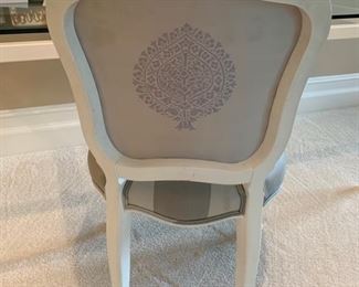 112. Upholstered White Desk Chair (22'' x 25'' x 36'')