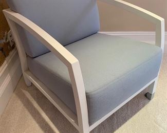 118. White Modern Armchair (25'' x 27'' x 28'')