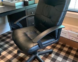138. Black Desk Chair (25'' x 24'' x 42'')