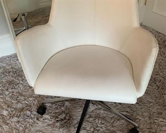 154. White Desk Chair on Wheels (24'' x 21'' x 30'')