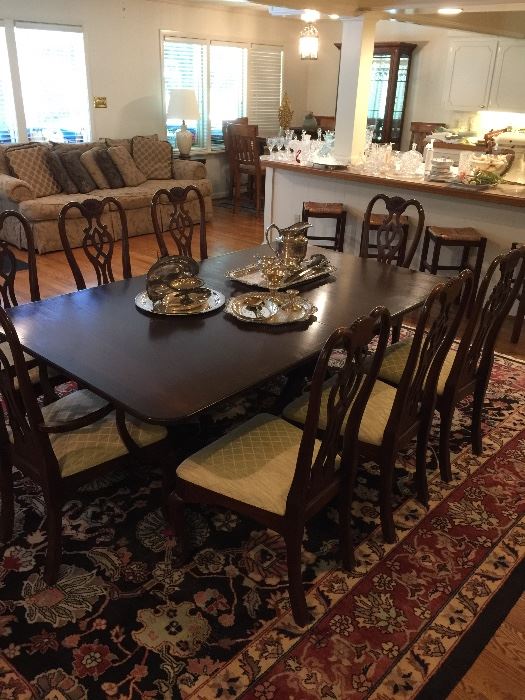 Incredible dining table with leaves, pads, and 8 chairs.