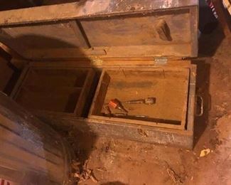 Lookit that unusual hinge drawer thing with pointy metal jabbers inside.