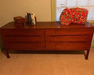 super cool MCM dresser you are lucky I bought my own recently because otherwise you'd have to FIGHT ME for this