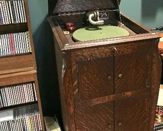 Antique Victor VV-XI Talking Machine (Records available)