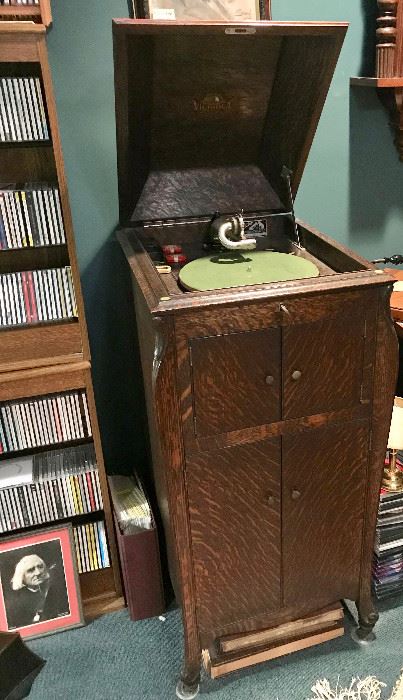 Antique Victor VV-XI Talking Machine (Records available)