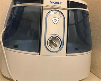 Vicks- GERM FREE Humidifier - Kills up to 99% bacteria, mold and spores!