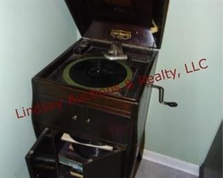 223 Victor VV80 Hand crank phonograph in cabinet