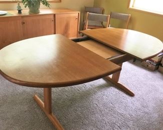 The 2 leaves are stored inside an underneath pocket shelf. Each leaf is approximately 19-7/8 in wide.