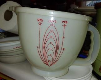 Tupperware measuring bowl with spout