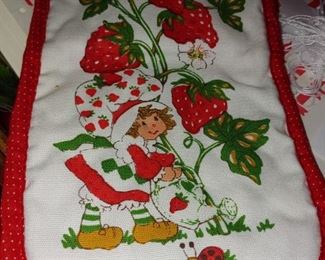 New 1980 Strawberry Shortcake oven mitt