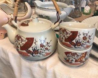 VINTAGE JAPANESE SATSUMA TEA POT AND TWO CUPS