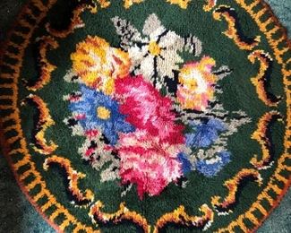 Hand latched round rug 44” round