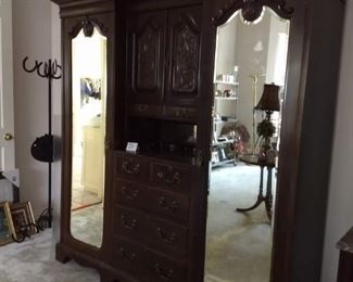 Master Large armoire in master