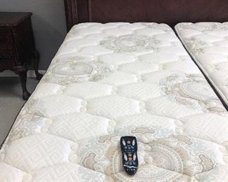 VERY NICE QUILTING ONNTOP OF MATTRESS WITH REMOTE 
