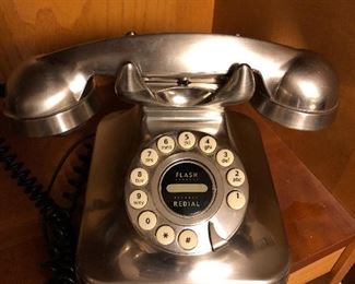 Vintage look telephone, press-dial