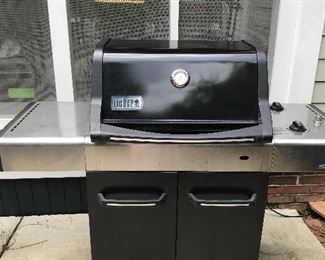  Weber gas grill with new tank of propane and cover