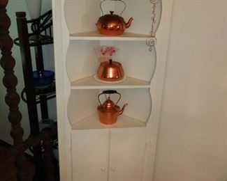 Corner shelving unit