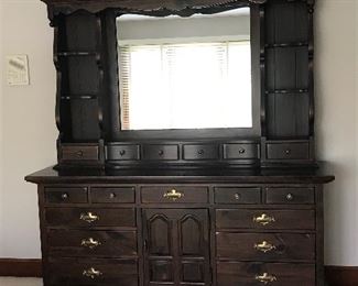ETHAN ALLEN Dresser/Hutch
