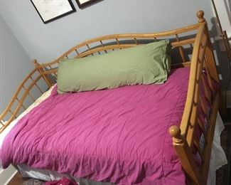 Day bed/trundle bed