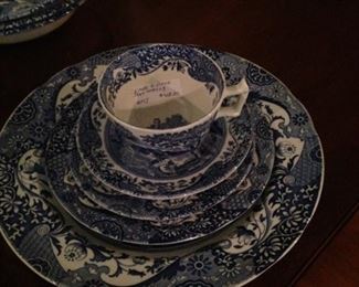5-piece place setting of "Italian Spode Design" from England 