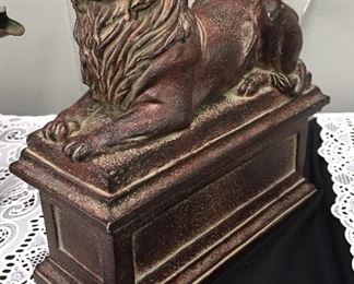 Lion Décor Pedestal