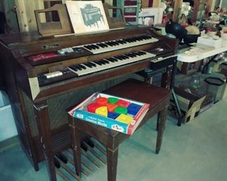 vintage Thomas organ