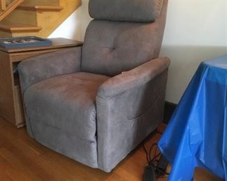 Recliner chair with lift