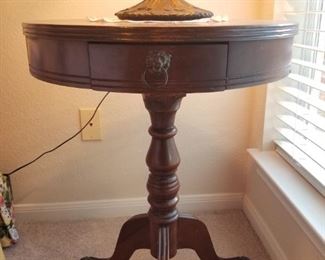 decorative side table, Duncan Phyfe style